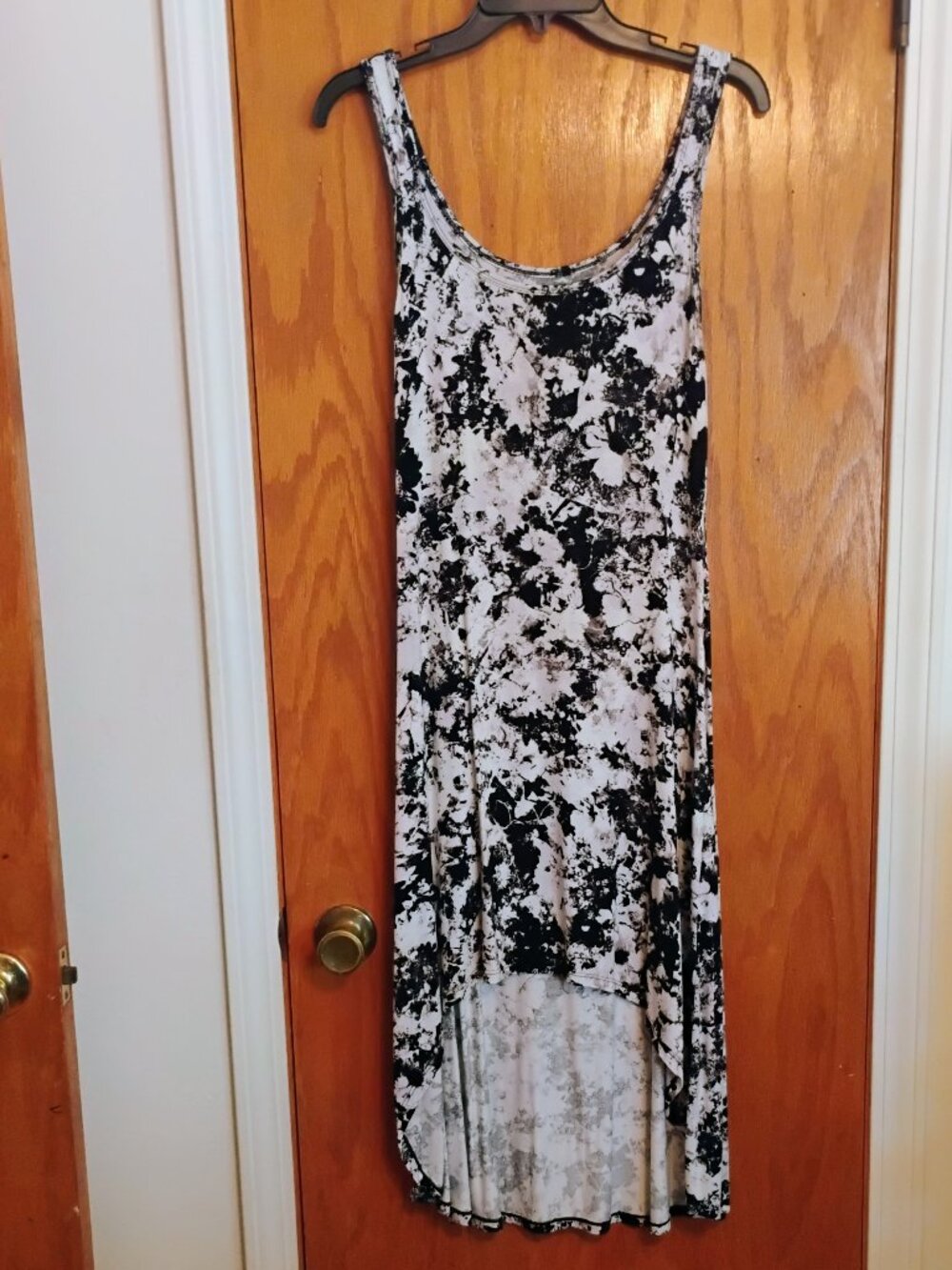 Sleeveless black/white sundress